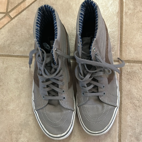 Vans high top shoes. Size 9.5M. In great condition. - Picture 3 of 7